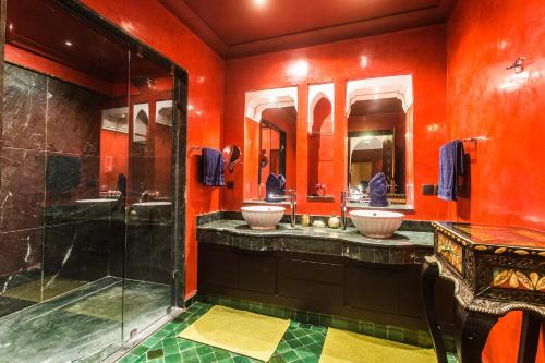 a bathroom with two sinks and a shower at La Villa Rose Anna in Marrakesh