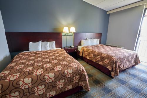 ein Hotelzimmer mit 2 nebeneinander liegenden Betten in der Unterkunft Riverview Inn & Suites in Somerset