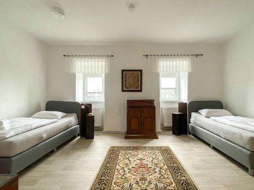 ein Wohnzimmer mit 2 Betten und einem Teppich in der Unterkunft Apartment Fuchsbau in Senftenberg