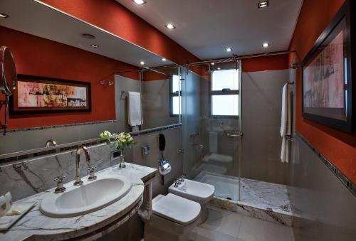 
a bathroom with a sink, toilet and bathtub at Windsor Hotel & Tower Argentina in Córdoba

