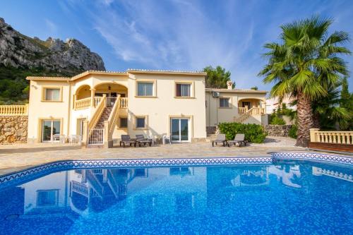une villa avec une piscine et une maison dans l'établissement Casa Lennisa, à La Vall de Laguar