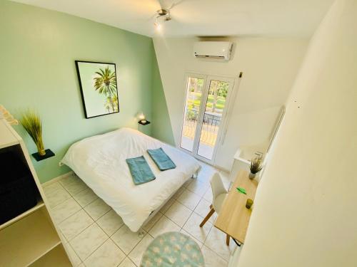 Dormitorio pequeño con cama y mesa en spacieux T5, terrasse, proche centre,parking privé en Perpiñán