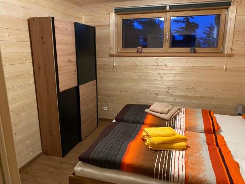 Postelja oz. postelje v sobi nastanitve Chalet am Skigebiet mit Sauna, Bar, Billard, Carport und Kinderspielzimmer
