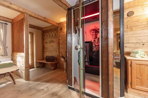 Pokój z drewnianymi ścianami i szklanymi drzwiami w obiekcie Wellnessappartements Margit w Alpbach