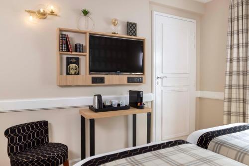 Televisyen dan/atau pusat hiburan di Hotel Sleeping Belle - Gare de Lyon Bastille