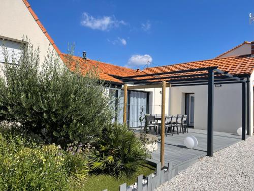 Photo de la galerie de l'établissement Maison moderne avec jardin à 750m de la mer, à Pornic