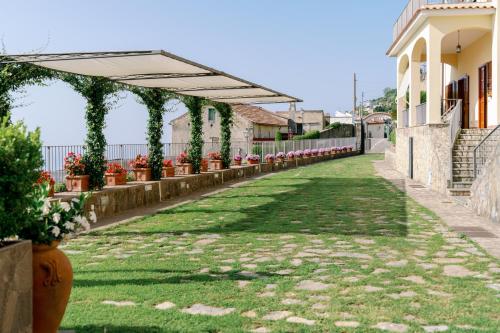 a walkway with potted plants and a building at Appartamento Elisa in Villa Laura in Scala
