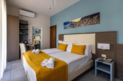 Säng eller sängar i ett rum på Hotel Limone