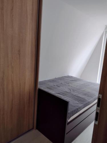 a small bedroom with a bed in a room at Villa Solina in Zawóz