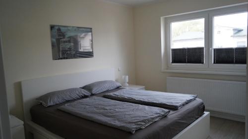 een bed in een slaapkamer met een raam bij Ferienwohnung Schauf 2 in Dahme