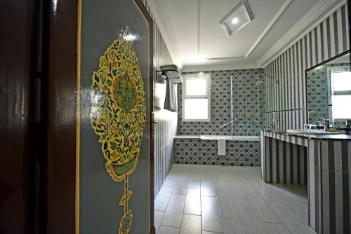 a bathroom with a gold design on the wall at Hôtel Fès Inn & SPA in Fès