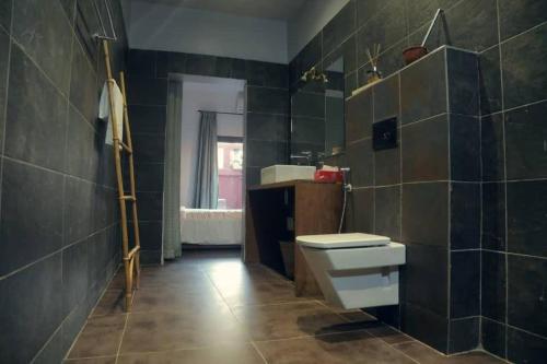 a bathroom with a sink and a toilet at O Petit Club Africain Dakar in Dakar