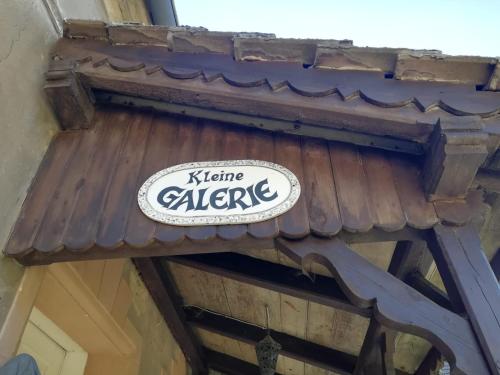 a sign for a kineine garage on a building at Kleine Galerie Apartment für 3 mit Küche Kamin Netflix Parken und Hofladen in Steinhöfel