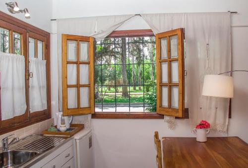 a kitchen with a table and a window at Casita de limon in Godoy Cruz
