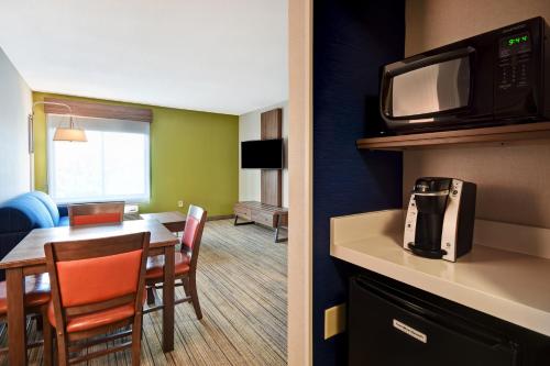 a hotel room with a kitchen and a dining room at Holiday Inn Express Newport North - Middletown by IHG in Middletown