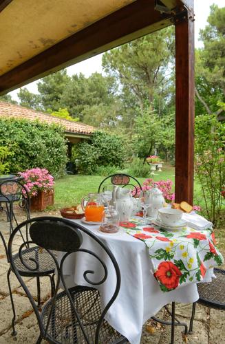 een tafel met een witte tafeldoek met voedsel erop bij Il Papavero b&b relais in Senigallia