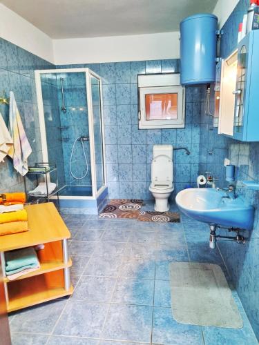 Ένα μπάνιο στο Apartments Discovery 2