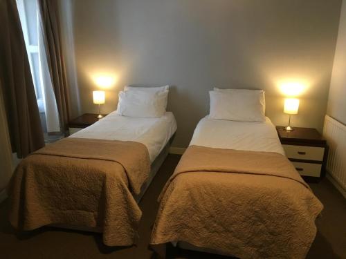 Łóżko lub łóżka w pokoju w obiekcie The Royal Hotel