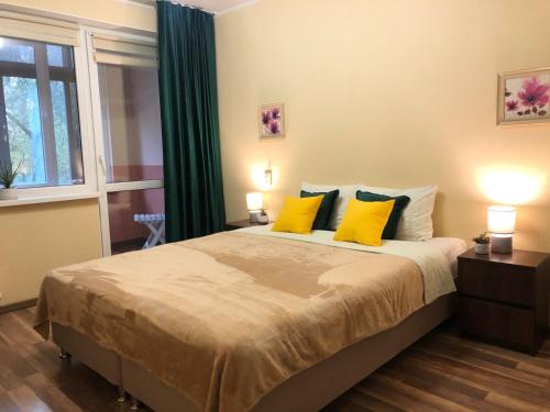 カリーニングラードにあるWestRooms в центре у острова Канта - дистанционное заселение - 24х7のベッドルーム1室(大型ベッド1台、黄色い枕付)