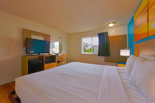 Coastal Inn by OYO Lincoln City - Oregon Coast Hwy tesisinde bir odada yatak veya yataklar