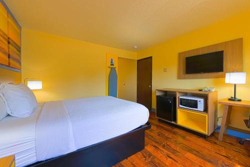 เตียงในห้องที่ Coastal Inn by OYO Lincoln City - Oregon Coast Hwy