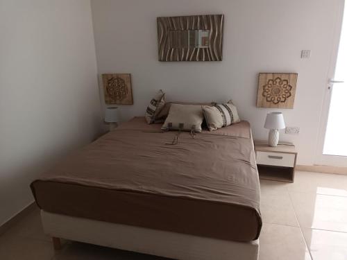 Villa Mosta في موستا: غرفة نوم بسرير كبير في غرفة