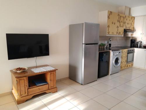 Кухня или мини-кухня в Larnaca Xylophagou 2-bedroom apartment with a shaded terrace

