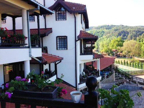 Hotel Manastir Berovoにあるバルコニーまたはテラス