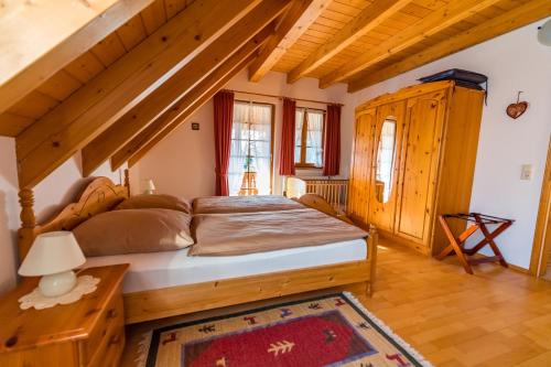 ein Schlafzimmer mit einem Bett in einem Zimmer mit Holzdecken in der Unterkunft Wiesenglück in Fröhnd