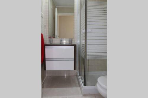 y baño con ducha, aseo y lavamanos. en Bonito apartamento en primera línea de campo de golf y vistas al mar en Mojácar