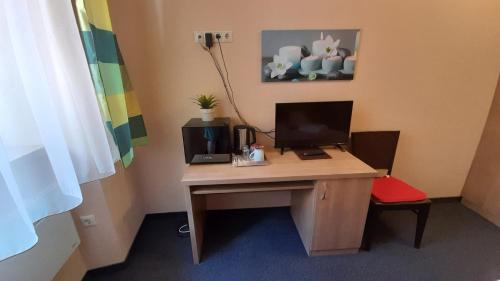 a room with a desk with a computer on it at Jasmin dog friendly pension with shared kitchen in the center in Murau