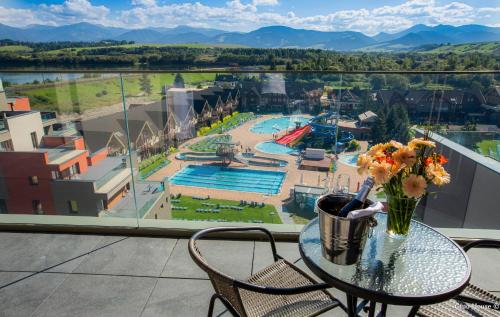 Výhled na bazén z ubytování Bešeňová Gino Paradise Apartments with Aquapark nebo okolí