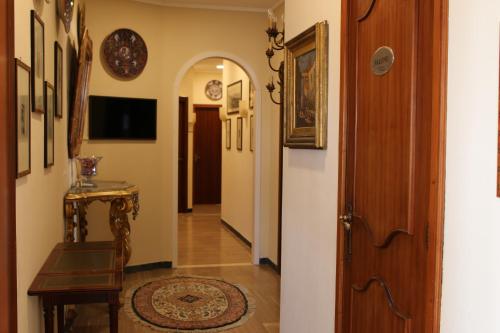 a hallway with a door and a table in a room at Residenza Le Terrazze di Gualdo Rent Rooms in Gualdo Tadino