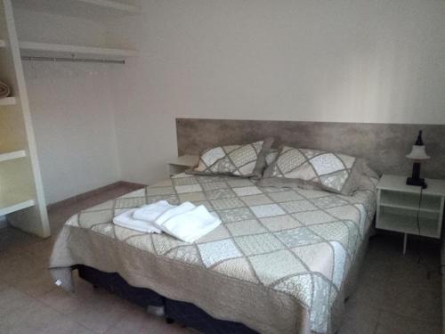 um quarto com uma cama com toalhas em Finca Casiana em Villa Krause