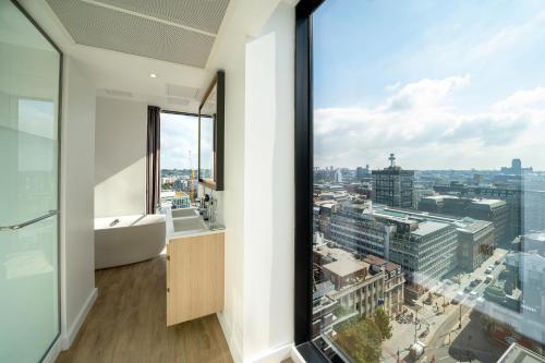 a bathroom with a view of a city at INNSiDE by Meliá Liverpool in Liverpool