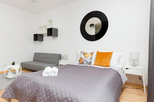 Posteľ alebo postele v izbe v ubytovaní 19 Dzielnica Apartamenty Warszawa by Noclegi Renters