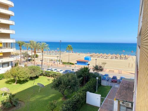 Modern 1 Bedroom Seaside Apartment with Pool