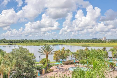 Lake, pool & fireworks view - next 2 Convention Center - all smart TV's