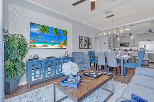 Top floor condo with view of lake, pool and fireworks! Next to Convention Center! photo 10