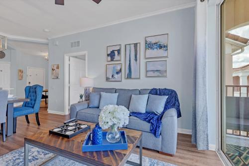 Top floor condo with view of lake, pool and fireworks! Next to Convention Center! photo 11