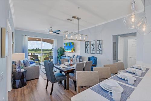 Top floor condo with view of lake, pool and fireworks! Next to Convention Center! photo 5