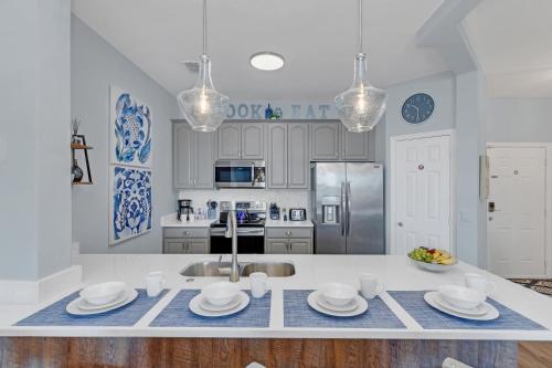 Top floor condo with view of lake, pool and fireworks! Next to Convention Center! photo 16