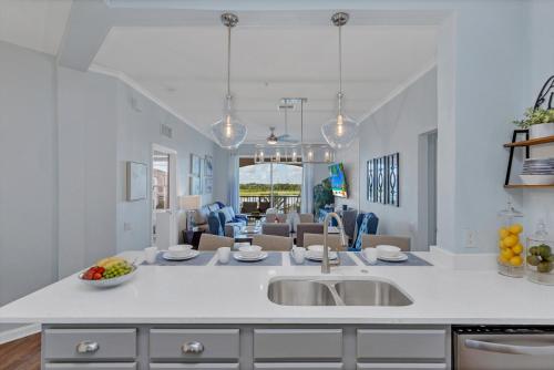 Top floor condo with view of lake, pool and fireworks! Next to Convention Center! photo 20