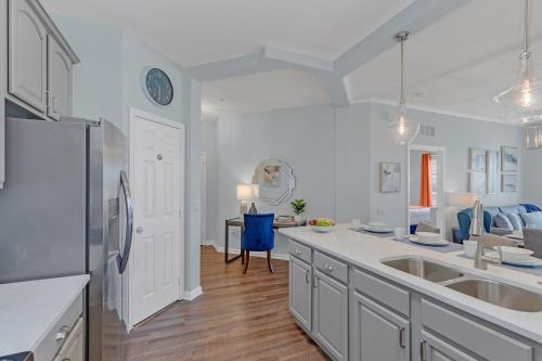 Top floor condo with view of lake, pool and fireworks! Next to Convention Center! photo 19