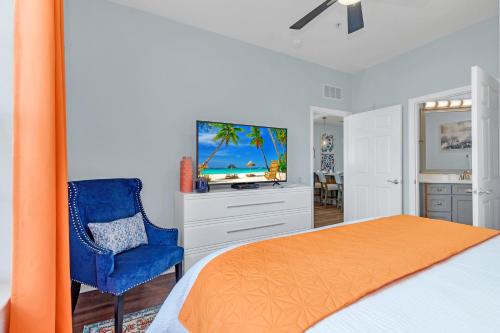 Top floor condo with view of lake, pool and fireworks! Next to Convention Center! photo 24