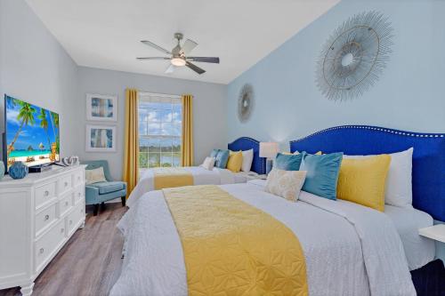 Top floor condo with view of lake, pool and fireworks! Next to Convention Center! photo 3