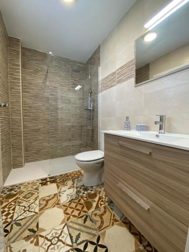 Kúpeľňa v ubytovaní Modern 1 Bedroom Seaside Apartment with Pool