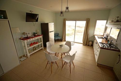 Η κουζίνα ή μικρή κουζίνα στο Las Piedritas Casa de Mar