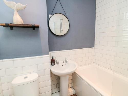 ein Badezimmer mit Waschbecken, Badewanne und Toilette in der Unterkunft Bay Cottage in North Shields