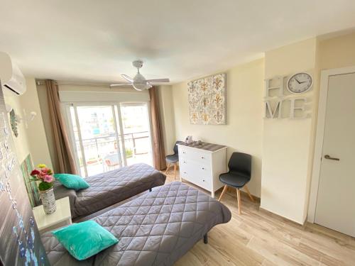 Posteľ alebo postele v izbe v ubytovaní Modern 1 Bedroom Seaside Apartment with Pool
